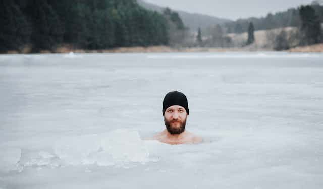 Une tête d"homme émerger d'une étendue d'eau glacée