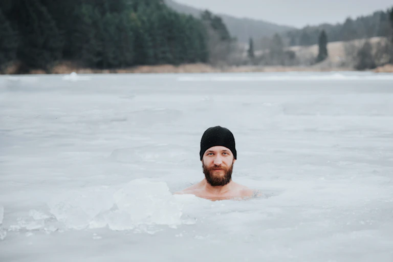 Une tête d"homme émerger d'une étendue d'eau glacée