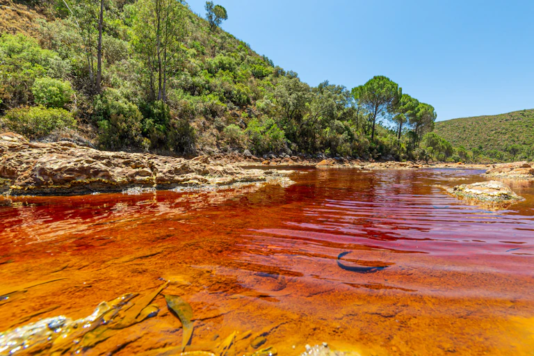 Aguas rojizas del río Tinto.