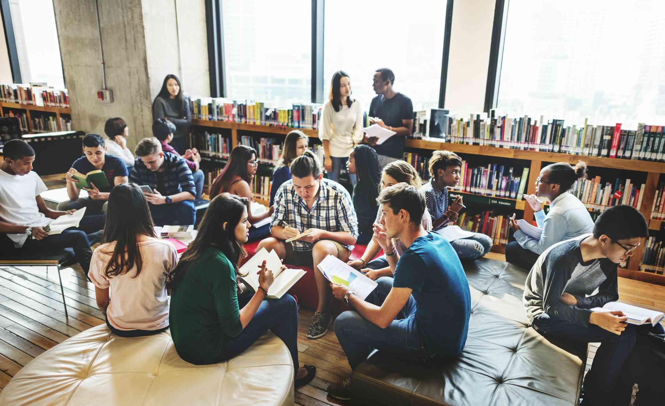 Бесплатные библиотеки для студентов. Учеба в университете. Студенты в библиотеке. Учеба в библиотеке. Студенты университета, библиотека.