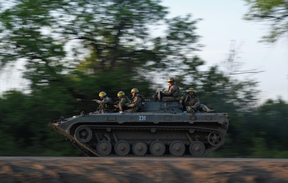 Des soldats ukrainiens sur un char en direction de la ville stratégique de Bakhmout, le 20 mai 2023, avant le début de la contre-offensive qui a démarré début juin.
