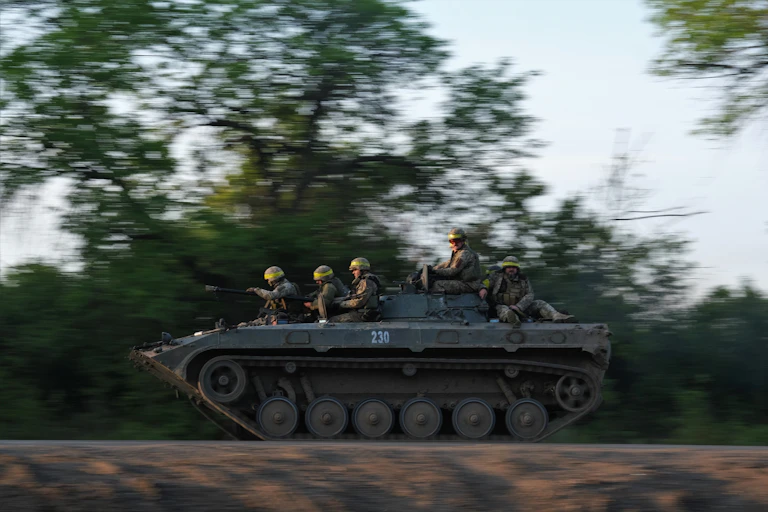 Des soldats ukrainiens sur un char en direction de la ville stratégique de Bakhmout, le 20 mai 2023, avant le début de la contre-offensive qui a démarré début juin.