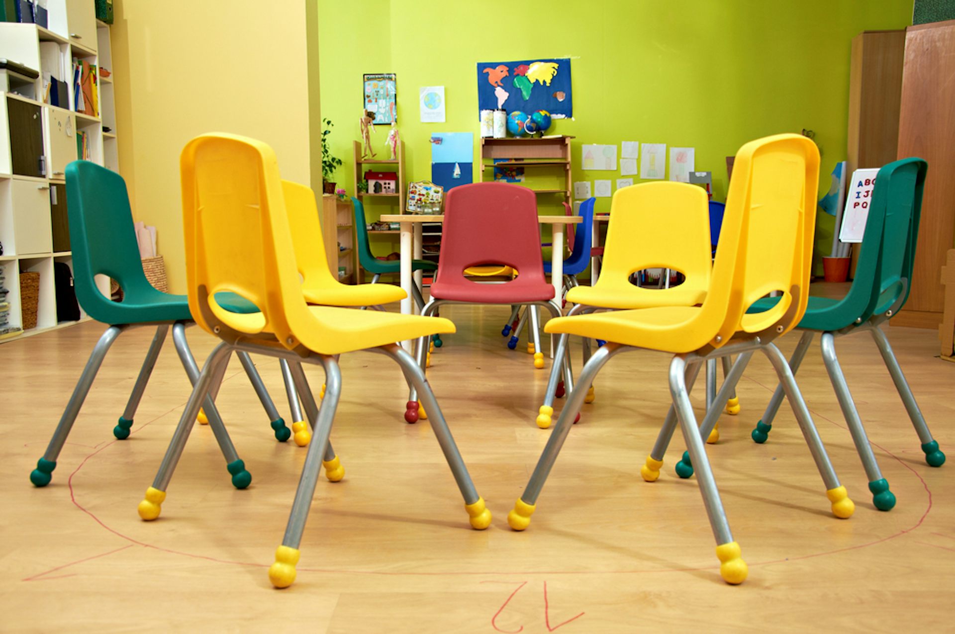Chaises à taille d’enfants disposées en cercle