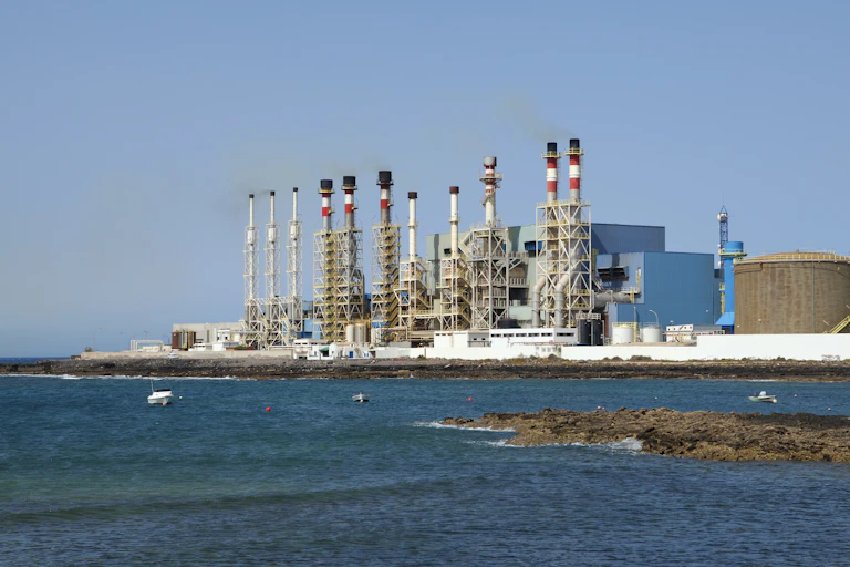 Usine en bord de mer