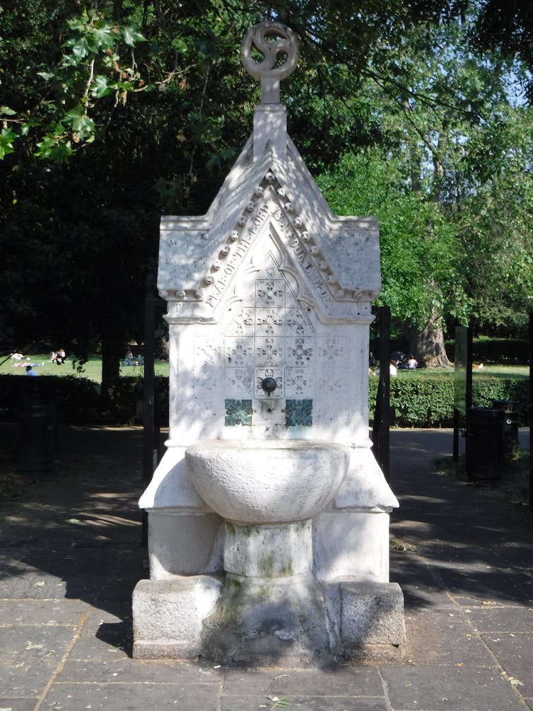 Photo of an ornate public drinking fountain in a public park in London.