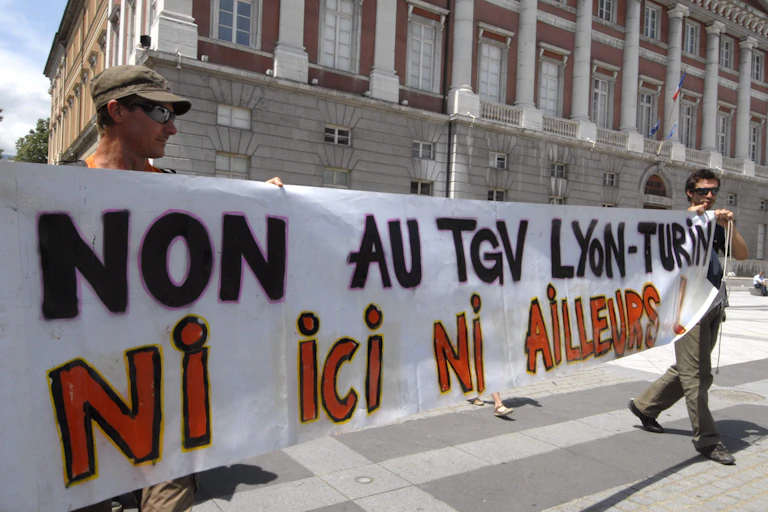 manifestant tenant une banderole