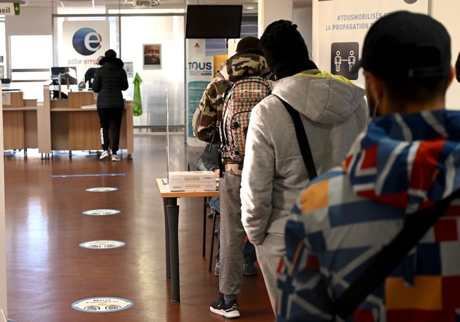 Demandeurs d'emploi faisant la queue dans une agence Pôle emploi de Marseille (Bouches-du-Rhône).