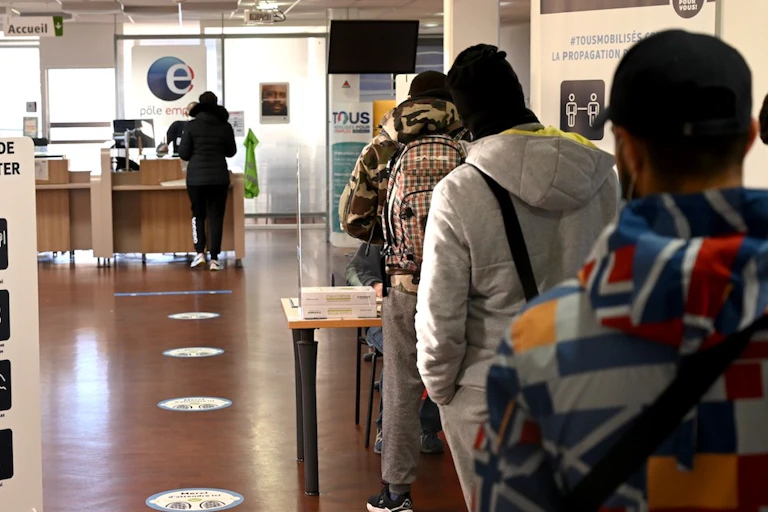 Demandeurs d'emploi faisant la queue dans une agence Pôle emploi de Marseille (Bouches-du-Rhône).