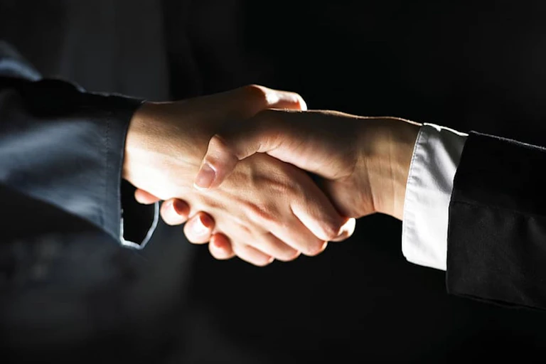 Poignée de mains entre un homme et une femme d'affaires.