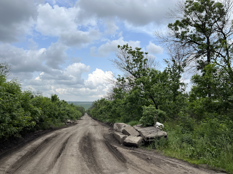 Vue d’une route de campagne avec des débris de béton