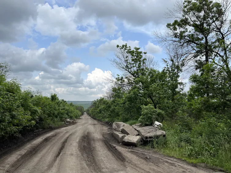 Vue d’une route de campagne avec des débris de béton