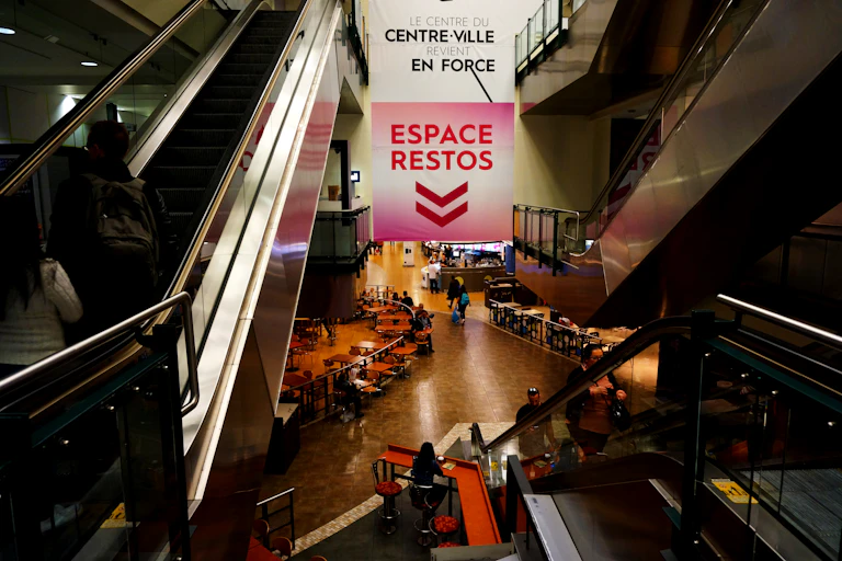 Place de restaurants dans un espace souterrain étriqué