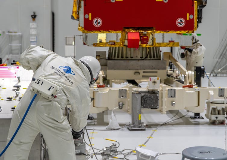 W czystym pomieszczeniu tankujemy satelitę towarzyszącego