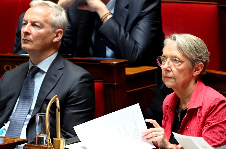 Bruno Le Maire, ministre de l'Économie et Elisabeth Borne, Première ministre à l'Assemblée nationale le 12 juin 2023 lors de l'examen de la 17e motion de censure présentée à l'Assemblée nationale.