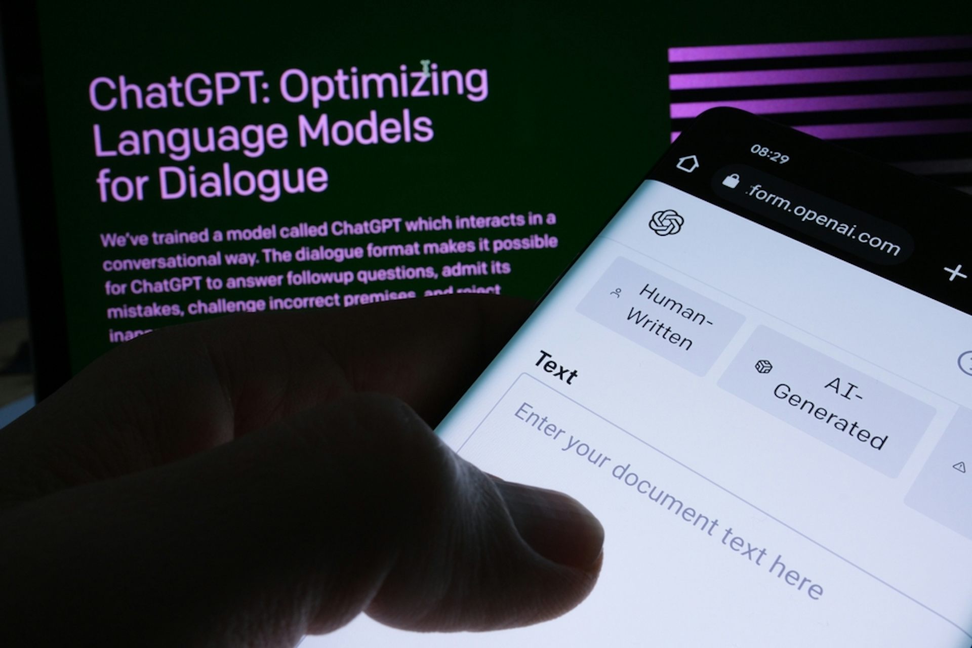 Vue sur l’écran d’un smartphone et sur la page ChatGPT sur fond flou