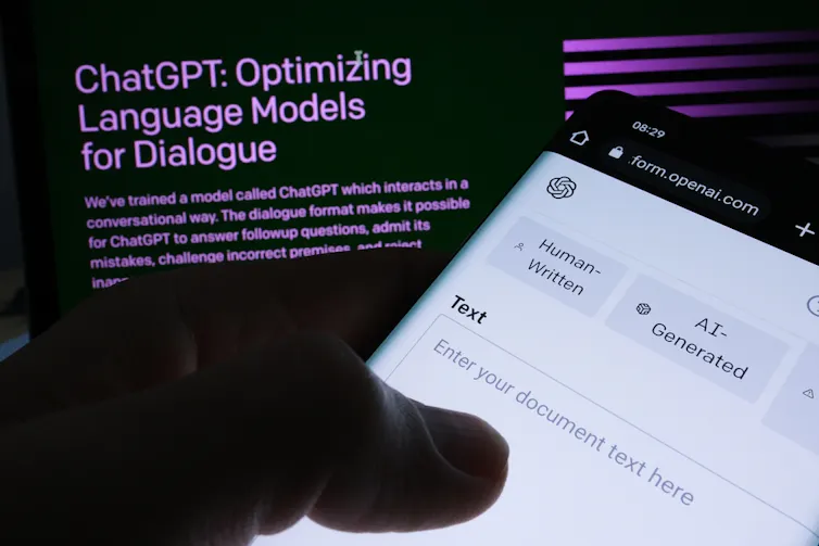 Vue sur l’écran d’un smartphone et sur la page ChatGPT sur fond flou