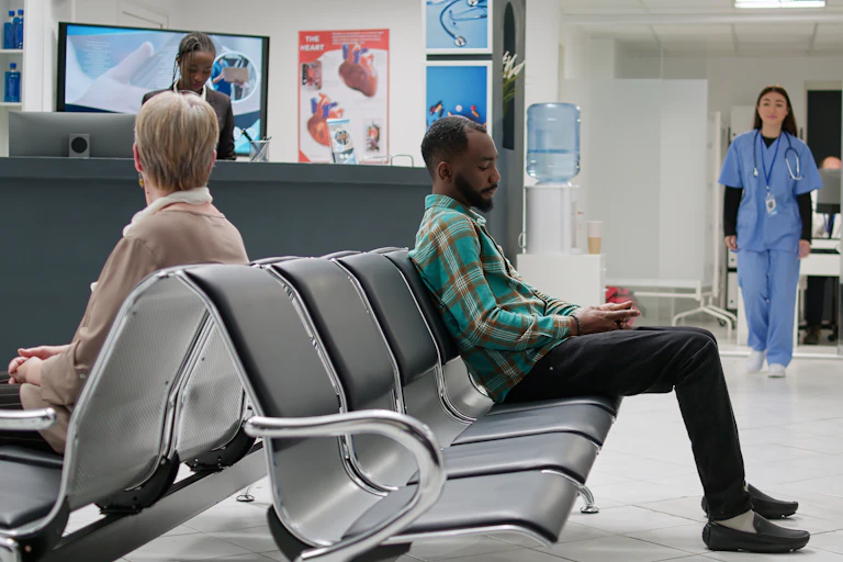 Photo de patients attendant dans une salle d’attente.