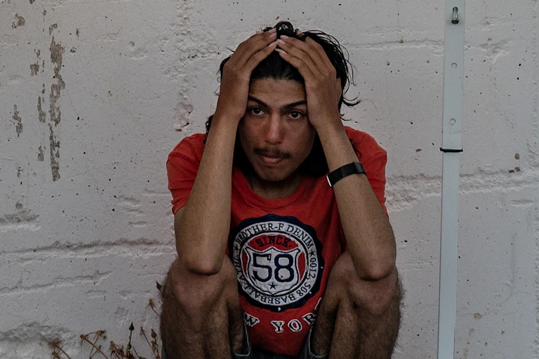Un jeune homme survivant du naufrage au large des côtes grecques le 13 juin 2023 qui aurait fait au moins une centaine de morts. Kalamata, Grèce, le 14 juin 2023.