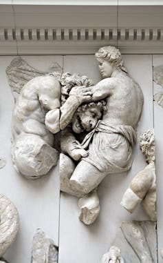 Eter luchando contra un gigante. Detalle del altar de Pérgamo.