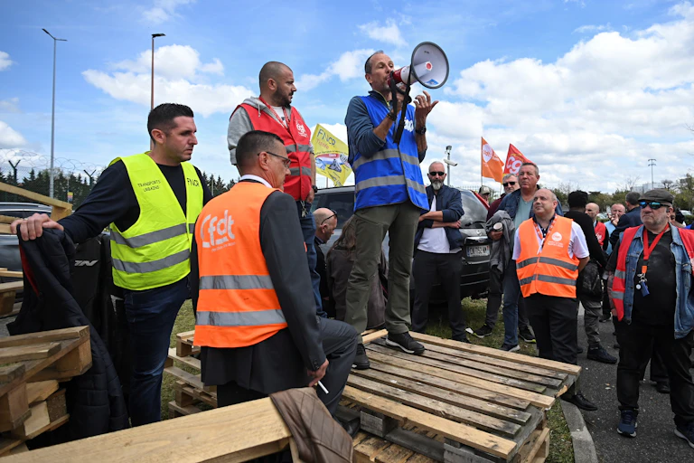 Lionel Dupin, en bleu, secrétaire du syndicat SUD s'adresse aux militants de l'intersyndicale lors d'une grève à Tisseo, opérateur de transport de la région toulousaine le 11 avril 2023 dans le cadre des mobilisations contre la réforme des retraites.