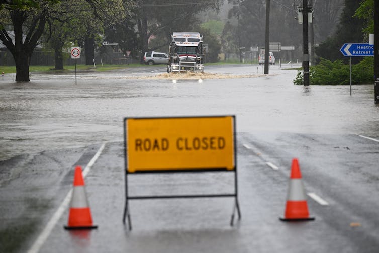 فيضانات شاحنة