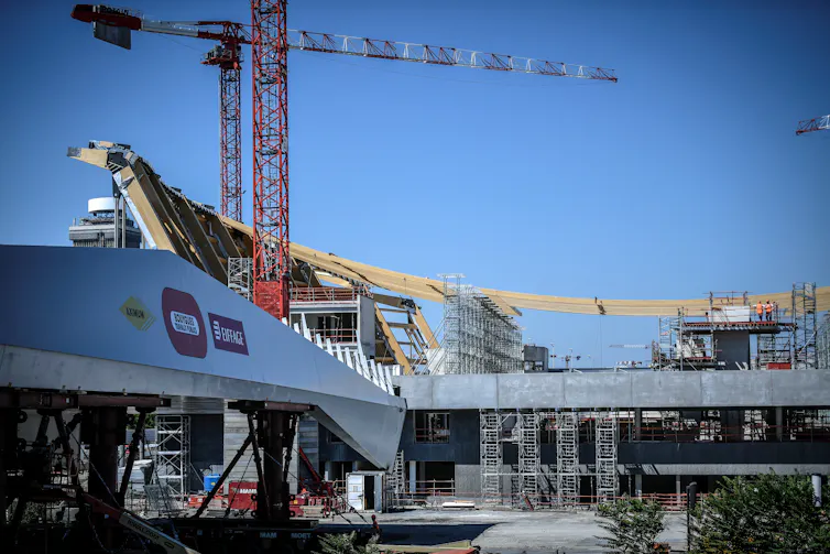 Vue du chantier de construction d’une passerelle piétonne qui reliera le Stade de France et le Centre aquatique olympique, à Saint-Denis, au nord de Paris, en vue des Jeux olympiques d’été de 2024 à Paris. Photographie prise le 9 août 2022