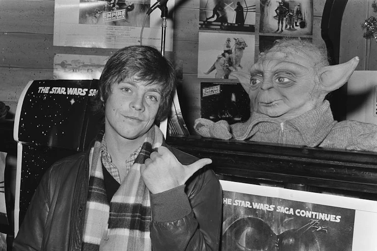 mark hamill devant une statut de Yoda
