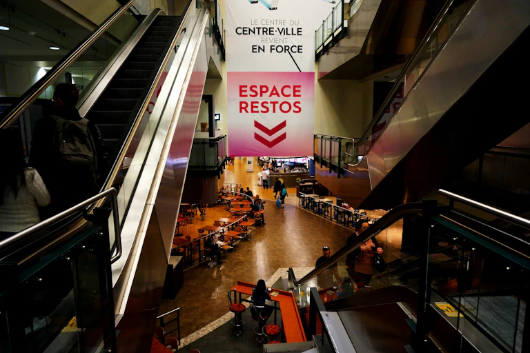Restaurantes en un estrecho espacio subterráneo