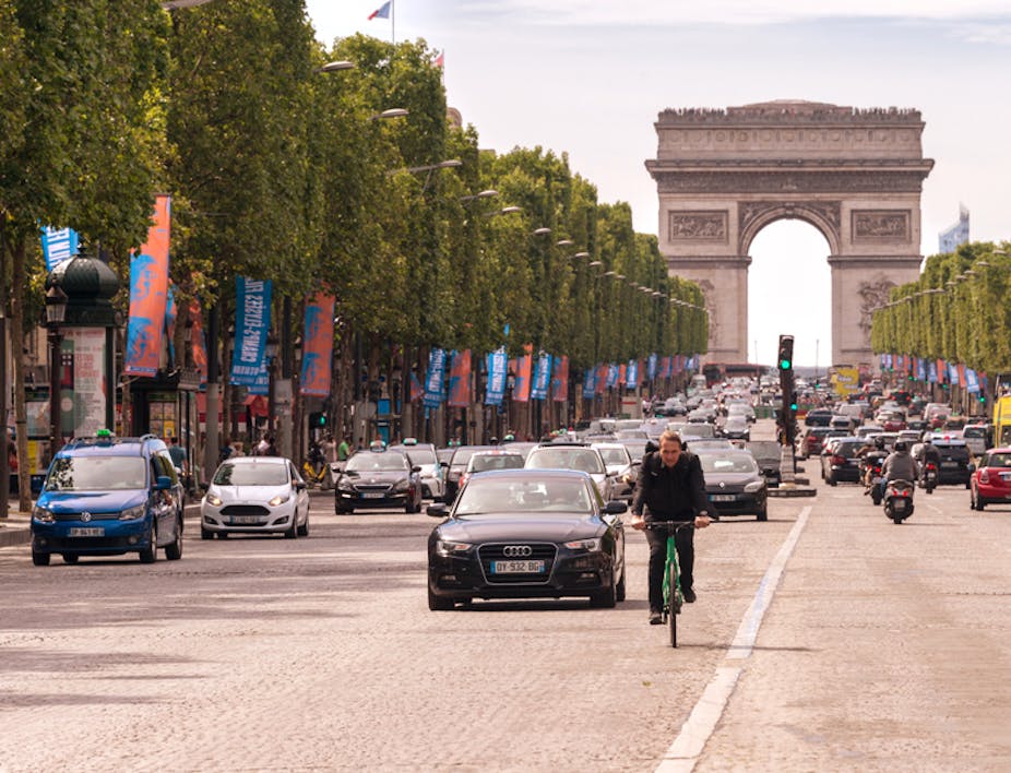 Un cycliste au milieu d'automobiles à Paris