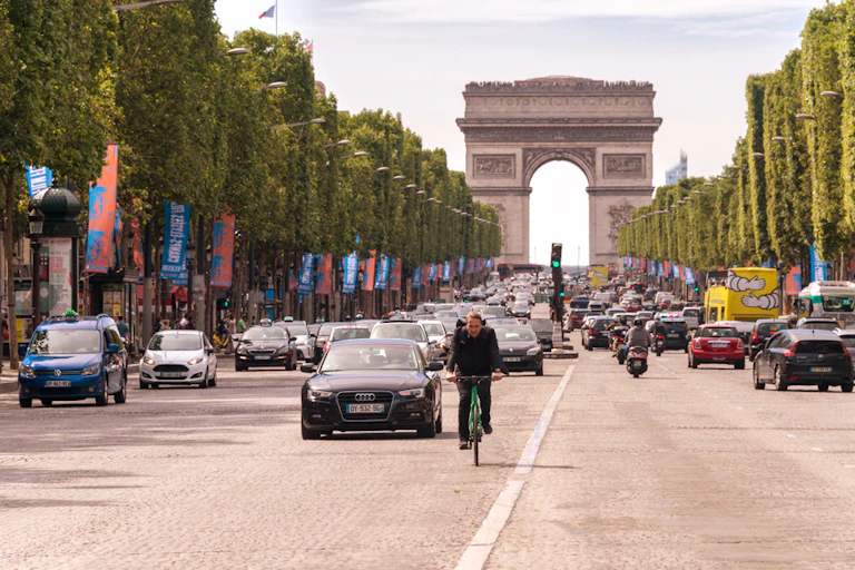 Un cycliste au milieu d'automobiles à Paris