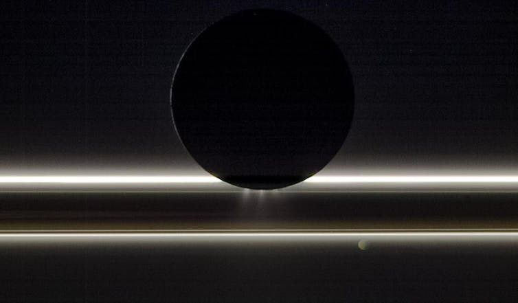Qué sabemos realmente de la vida y la habitabilidad en Encelado, la luna de Saturno