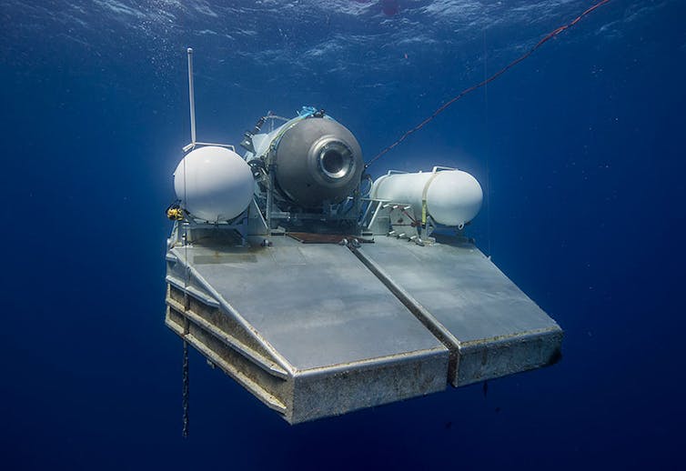 Varias formas tubulares sobre una plataforma rectangular de hormigón bajo el agua