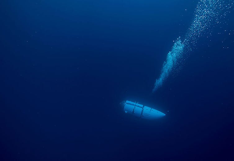 Une image bleu foncé avec une forme de tube flottant dans le tiers inférieur