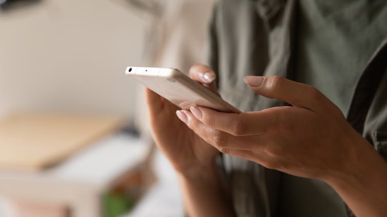 Woman holding a smartphone.