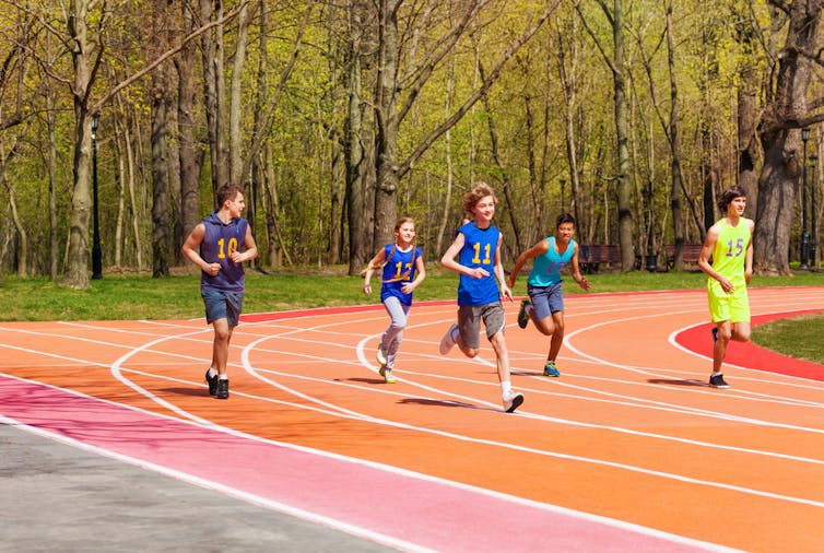 Adolescents sur un terrain d’athlétisme