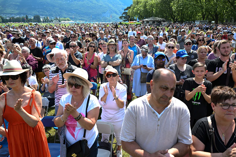 Rassemblement d'habitants à Annecy, dans le jardin où s'est déroulée une attaque au couteau contre des jeunes enfants et adultes le 10 juin. L'auteur des faits, Abdalmasih H, a été mis en cause pour tentatives d'assassinat et a été placé en détention.