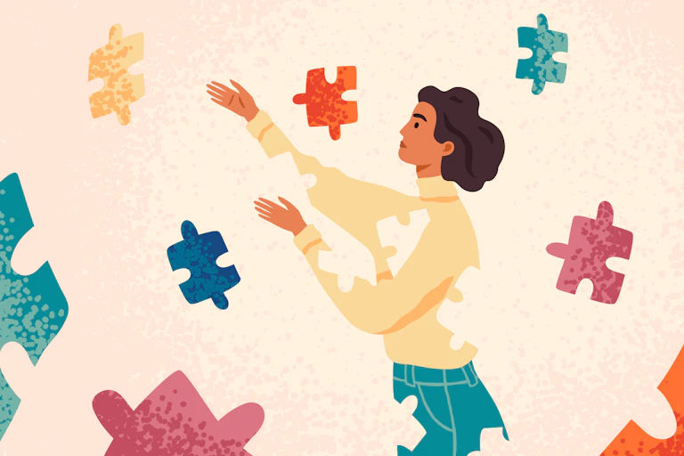 Une jeune femme cherchant des pièces de puzzle.