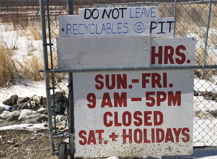 A sign that says do not leave recyclables at the pit/landfill