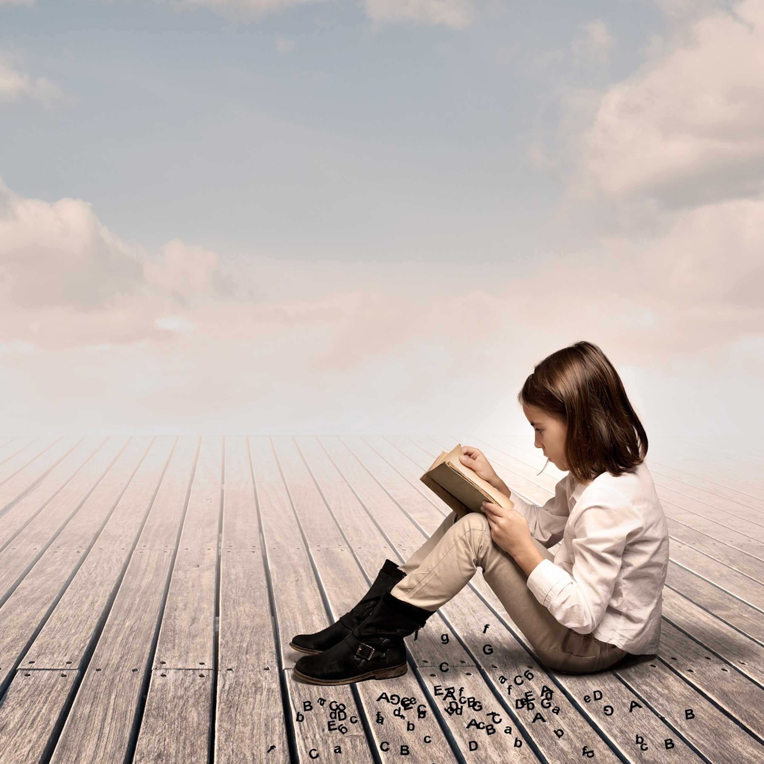 Una niña lee en un entorno celestial.