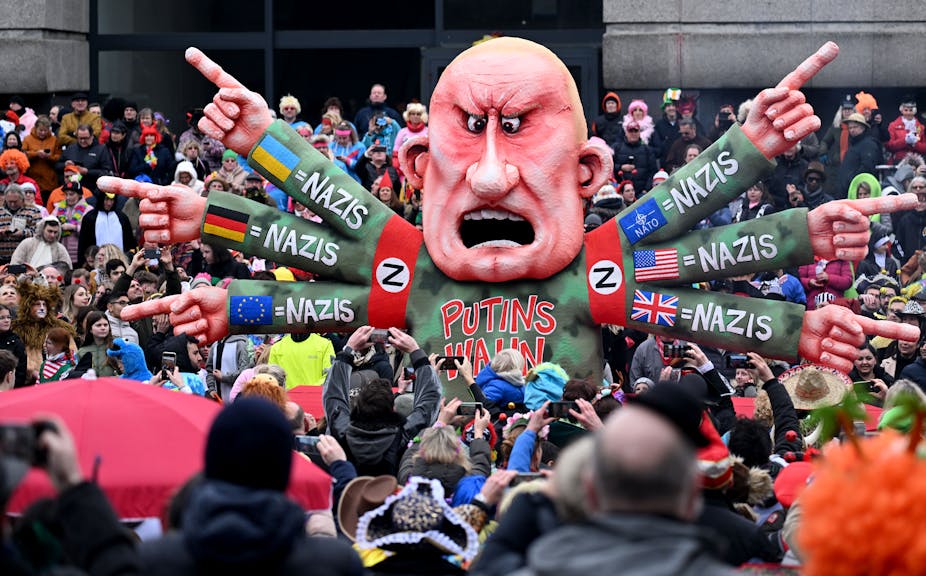 Représentation d'Evguéni Prigojine durant un carnaval en Allemagne, dénonçant l'Ukraine, l'Allemagne, l'UE l'OTAN, les États-Unis et le Royaume-Uni comme autant de « nazis »