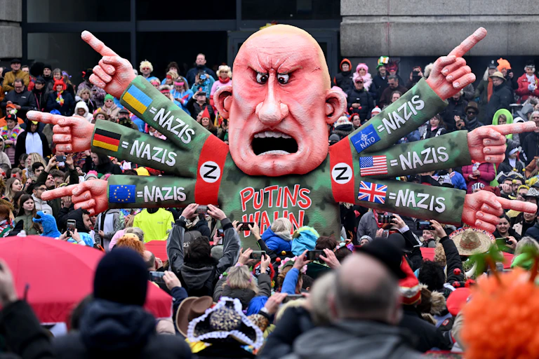 Représentation d'Evguéni Prigojine durant un carnaval en Allemagne, dénonçant l'Ukraine, l'Allemagne, l'UE l'OTAN, les États-Unis et le Royaume-Uni comme autant de « nazis »