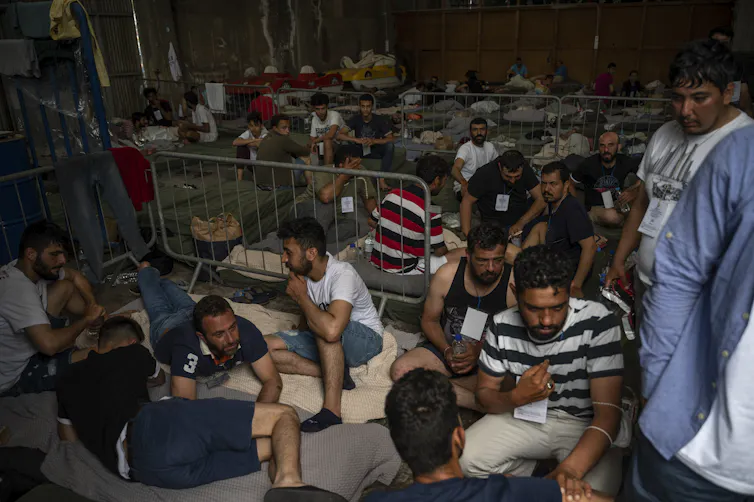 Des survivants du naufrage dans un entrepôt du port de Kalamata (Grèce), le 15 juin 2023