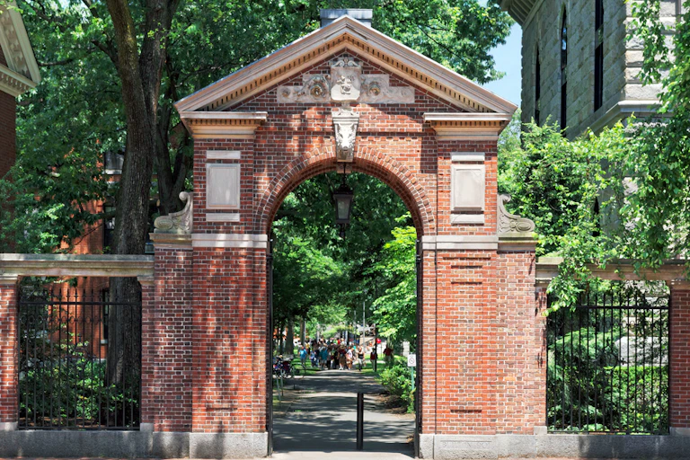 Université de Harvard, porte du campus universitaire