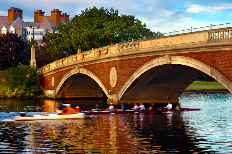 L’équipe de l’Université de Harvard sur la rivière Charles