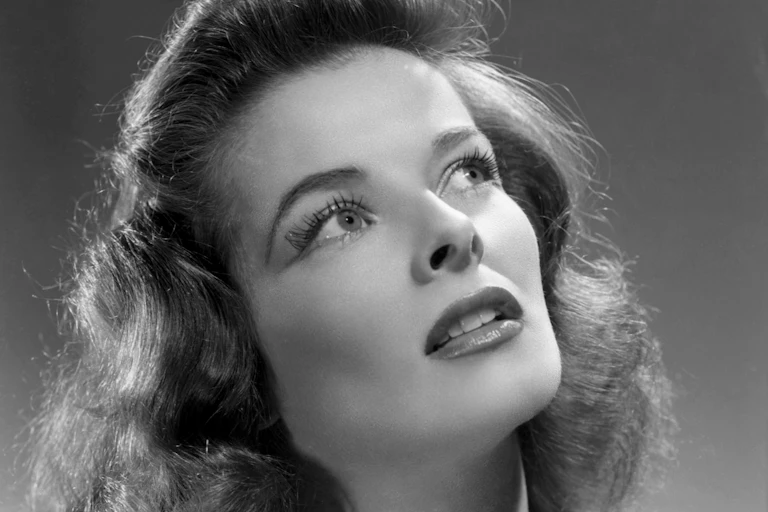 Primer plano de una mujer que mira hacia arriba en una fotografía en blanco y negro.