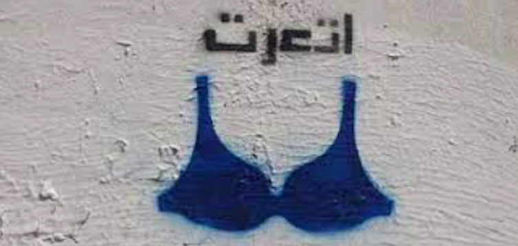 Un graffiti de un sujetador azul.