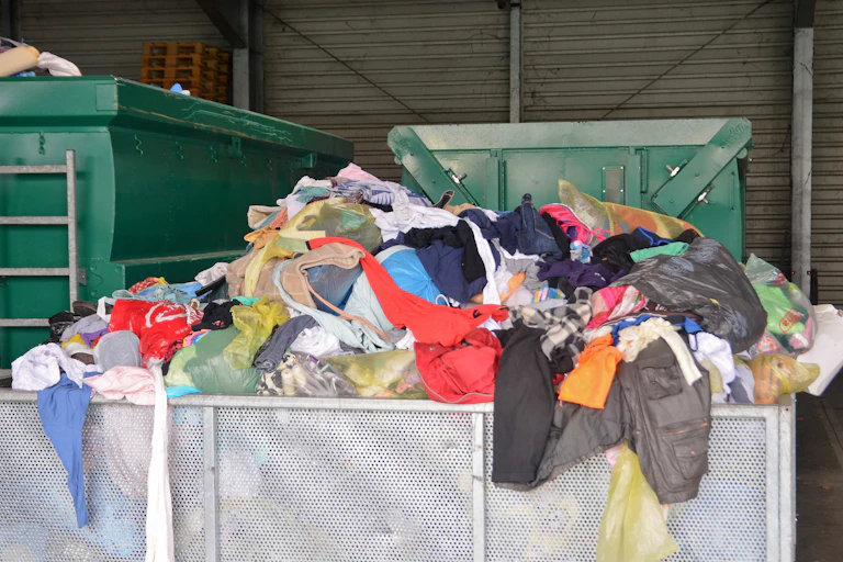 pile de vetement dans un conteneur