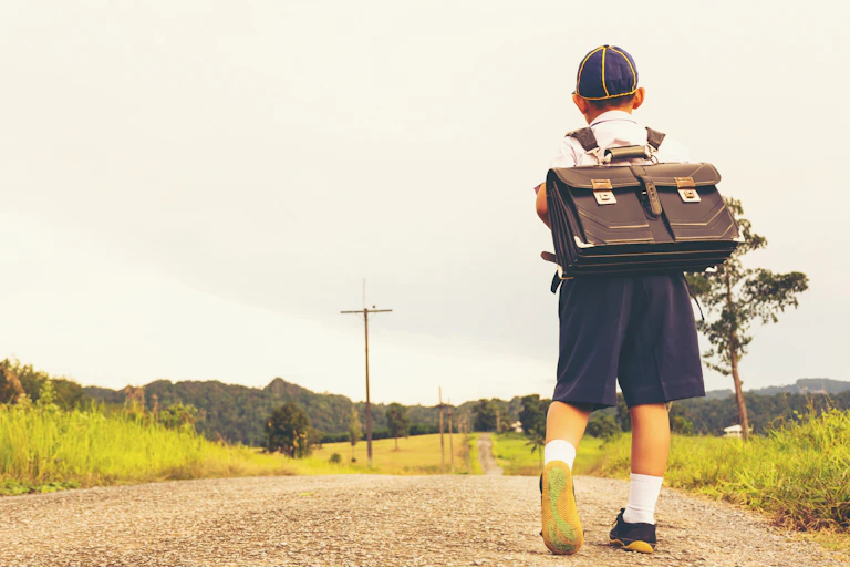 Un enfant sur le chemin de l'école