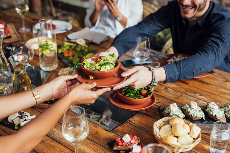 femme et homme qui partage un repas végétarien