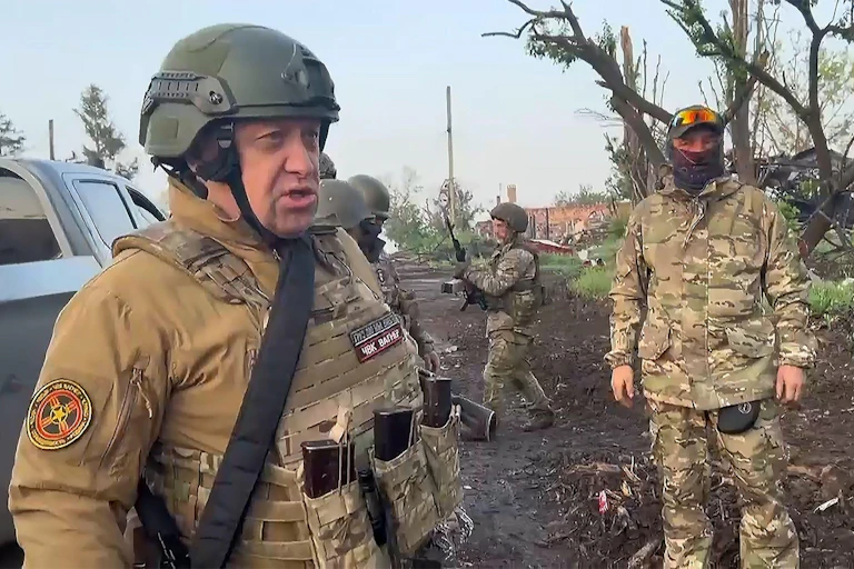 Le chef du groupe Wagner, Evgueni Prigojine, avec ses troupes du groupe Wagner à Bakhmut en mai 2023.